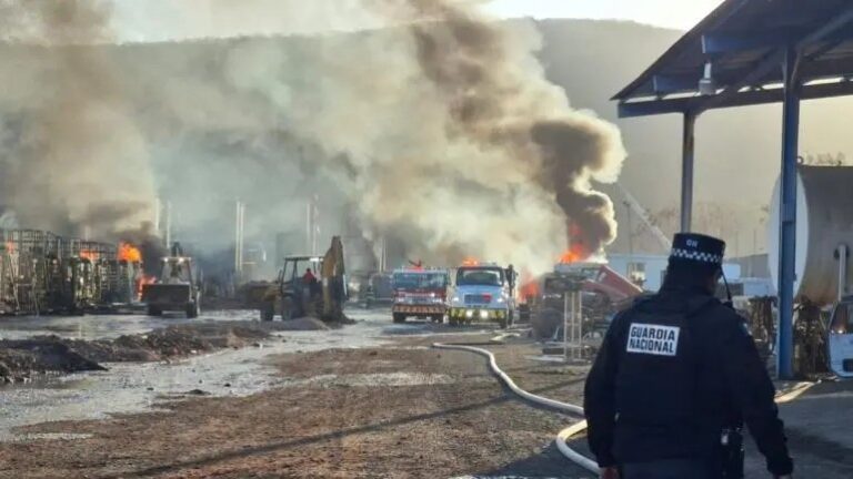Se incendia planta de diésel en el sur de Culiacán y consume estructuras