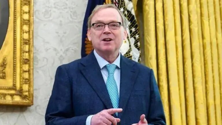 Más de 50 países hablan con EU para negociar aranceles, dice asesor de Trump