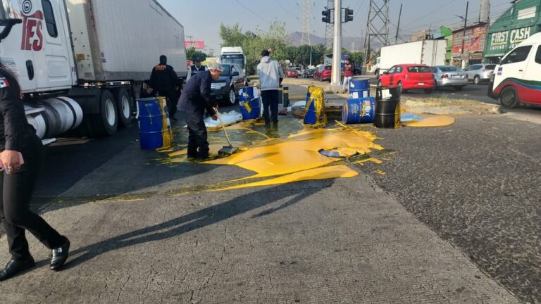 🔴 Derrame de néctar de mango paraliza Vía Morelos por una hora