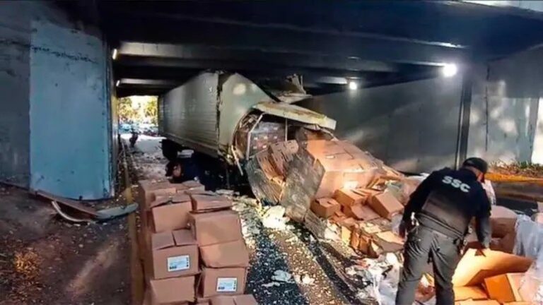 Se atora tráiler en bajo puente de Viaducto Río Becerra