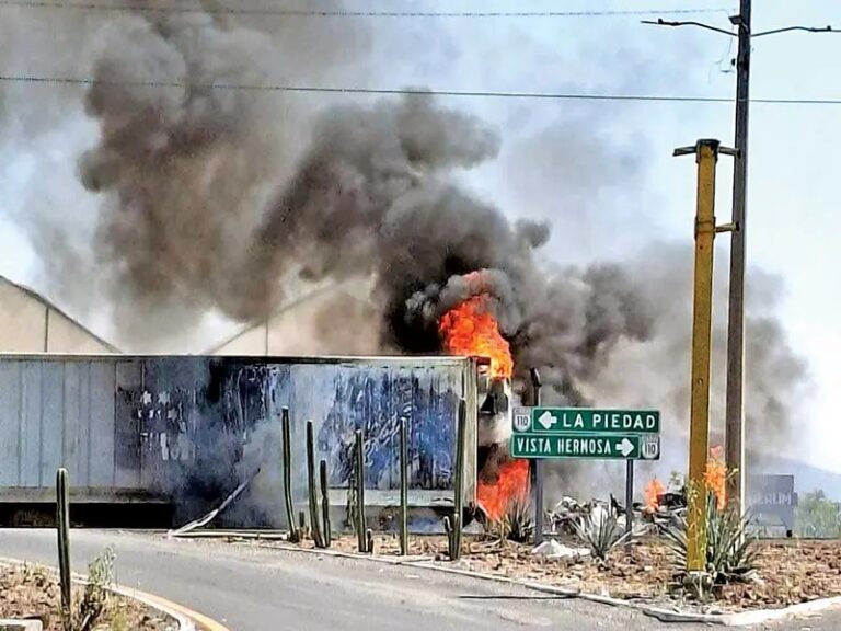 Se desatan quemas y bloqueos; afecta a al menos 14 municipios