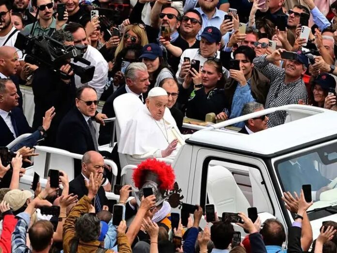 Papa Francisco reaparece para el Urbi et Orbi y saluda desde el papamóvil