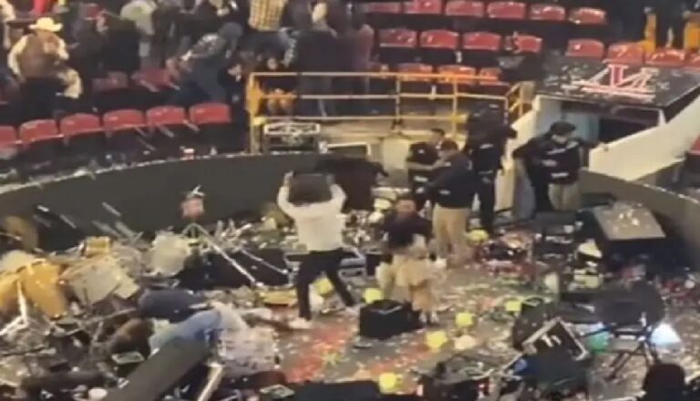 Luis R. Conriquez es abucheado y corrido del Palenque de Texcoco por no cantar corridos