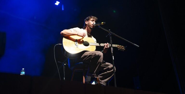 Avi Robles deja huella en México con su música indie-folk: Una gira entre la intimidad y la ovación