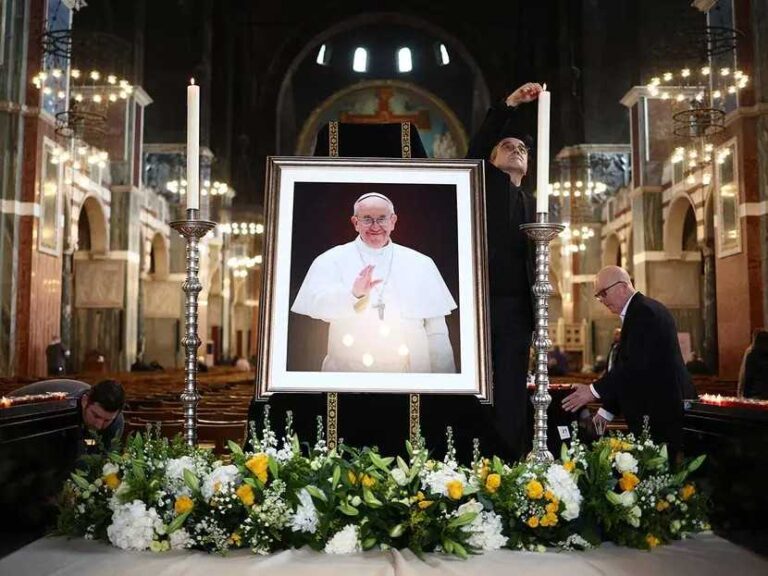 Papa Francisco: Estupor y devoción en la plaza de San Pedro tras anunciar su muerte