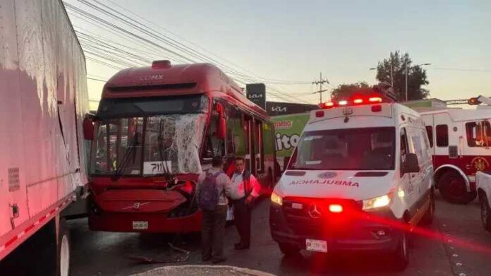 Choca #tráiler contra #Metrobús en #Lindavista #vallejo con saldo de 11 lesionados https://reflexion24informativo.com.mx/choca-trailer-contra-metrobus-en-lindavista-vallejo-con-saldo-de-11-lesionados/ #montevideo #GustavoAMadero #tráficovehicular