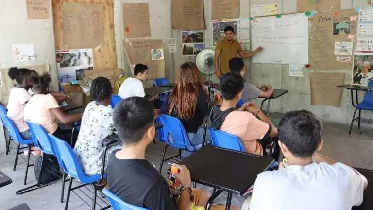 Maestros imparten clases a niños migrantes varados en Tapachula