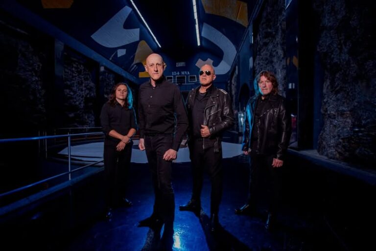 La banda española Ilegales regresa a México con su concierto presentando “joven y arrogante”, su nuevo disco