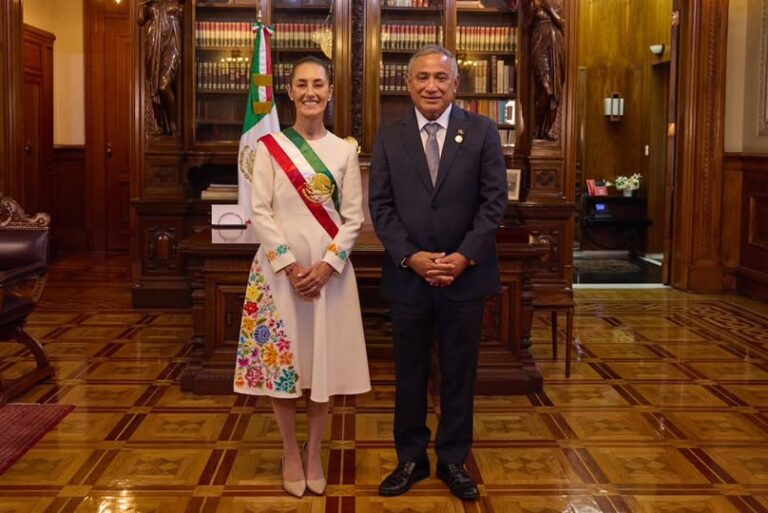Claudia Sheinbaum dialoga con el primer ministro de Belice, John Briceño
