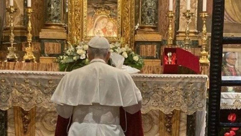 Papa León XIV visita la tumba de Francisco en basílica de Roma