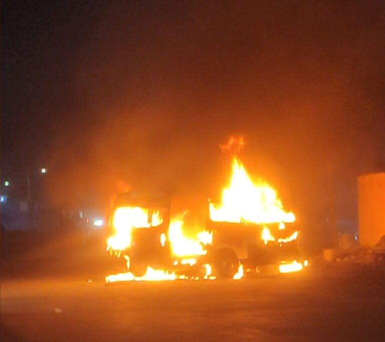 Apagan bomberos incendio de combi en Ecatepec; chofer resulta herido
