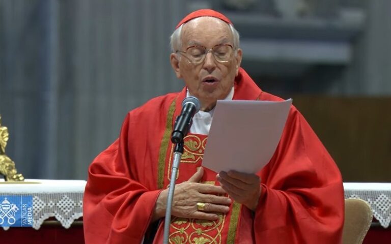 Cardenal Giovanni Battista Re llama a mantener la unidad de la Iglesia en misa previa al cónclave