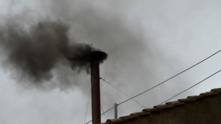 Humo negro tras tercera votación del cónclave… aún no hay Papa