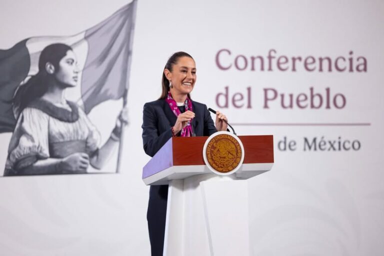 Sheinbaum firma decretos para mejorar movilidad docente y garantizar pensiones dignas