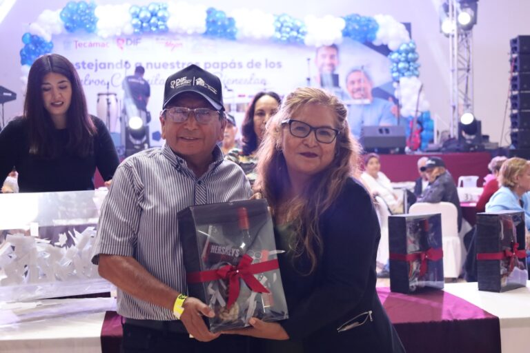 Reconocen en Tecámac la labor de 237 padres de familia durante emotivo festejo del DIF