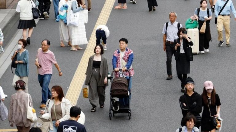Nacimientos en Japón caen por primera vez debajo de los 700 mil; tasa de fecundidad marca mínimo histórico