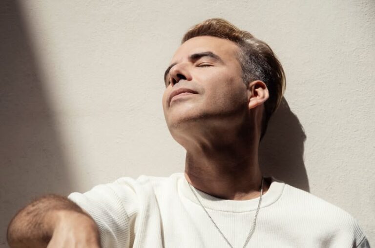 Yey-R y su desgarradora balada “El Cielo Llora Conmigo”