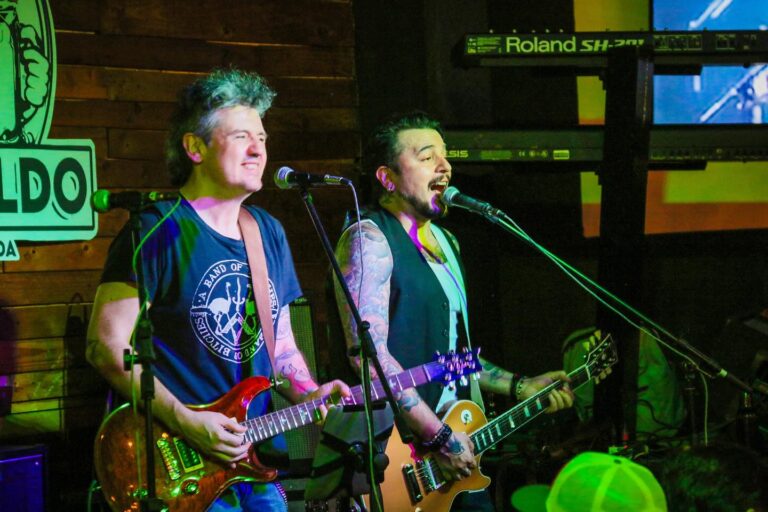 La gran noche de los Senseishons, figuras clave de la avanzada regia en el rock & luchas en la Maraka que combina rock y lucha libre