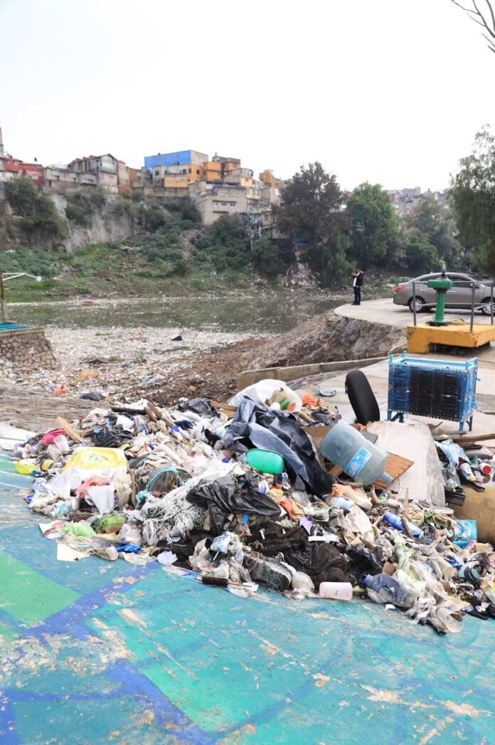 Alcaldía Álvaro Obregón retira más de 750 m³ de basura de presas para prevenir inundaciones en temporada de lluvias