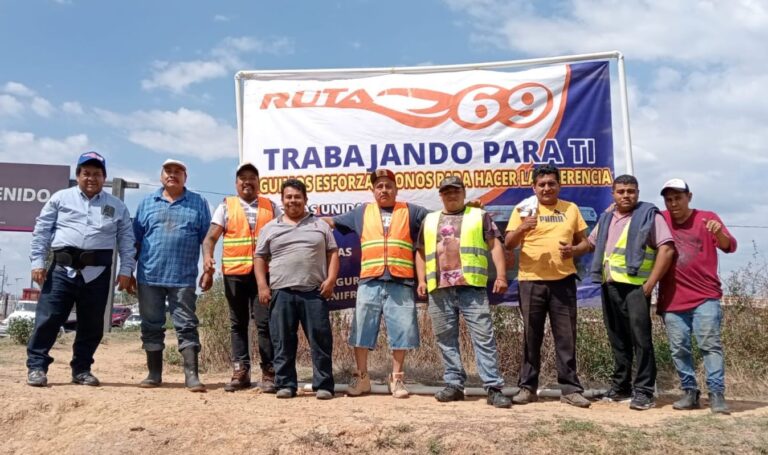 Transportistas de la Ruta 69 desalojan agua estancada en Periférico para mejorar vialidad