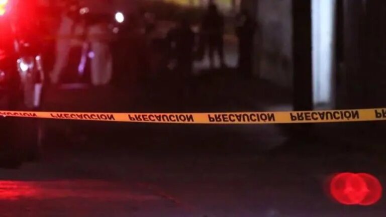 Mujer y hombre disparan contra policías y chocan dos patrullas en Álvaro Obregón
