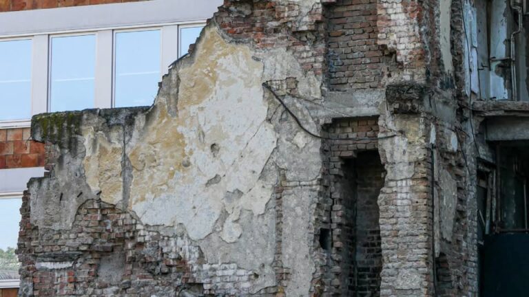 Susto en la colonia Roma: se desploma estructura de edificio antiguo