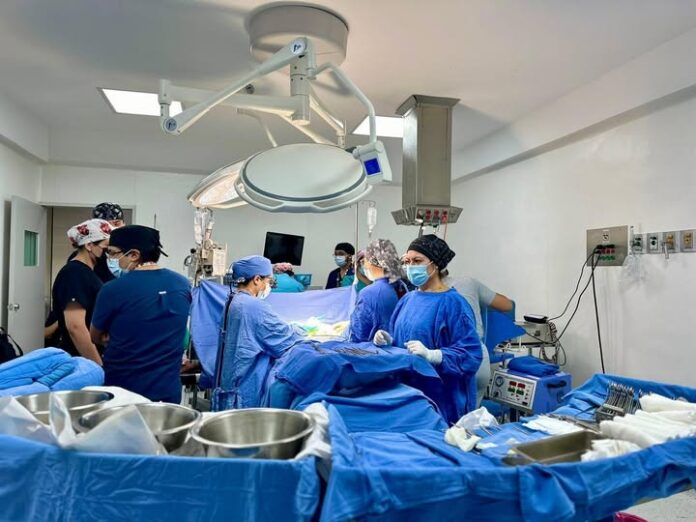 Cirujanos del IMSS salvan la vida de un bebé de dos semanas en Ecatepec: exitosa cirugía por estenosis pilórica