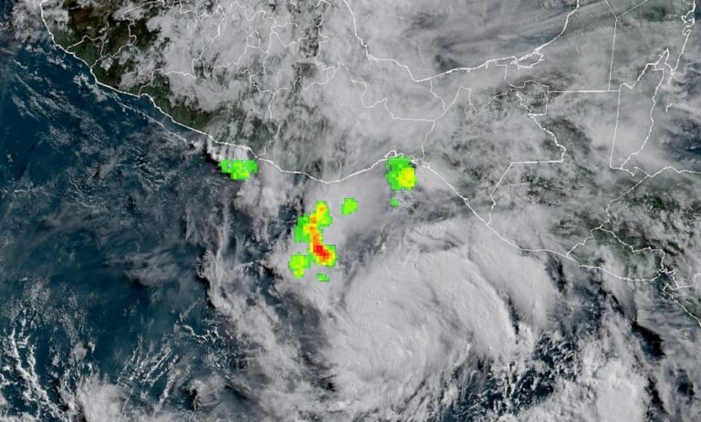 Tormenta tropical Erick agarra fuerza y chocará como huracán categoría 2 en México
