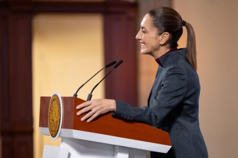 Claudia Sheinbaum llama a la cautela a habitantes de costas de Guerrero y Oaxaca ante huracán Erick; agradece acatar recomendaciones