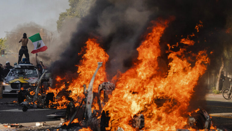 A un año del Mundial 2026, estalla Los Ángeles: protestas contra redadas migratorias tensan sede clave del torneo
