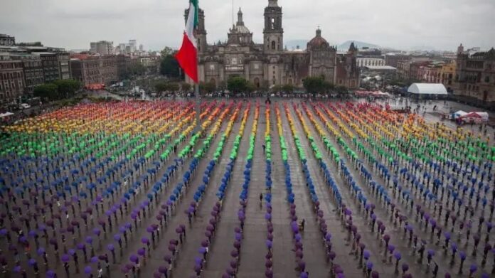 Levanta CDMX en el Zócalo la bandera LGBTTTIQ+ más grande del mundo