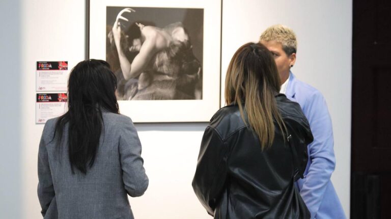 “Vestir la eternidad”: Frida Kahlo revive en Álvaro Obregón a través del lente de Guillermo Kahlo