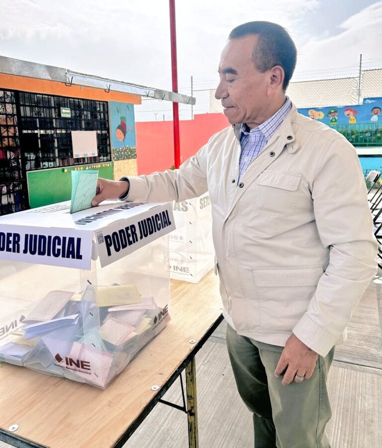 Rufino H León Tovar acude a votar; será una jornada histórica, aseguró