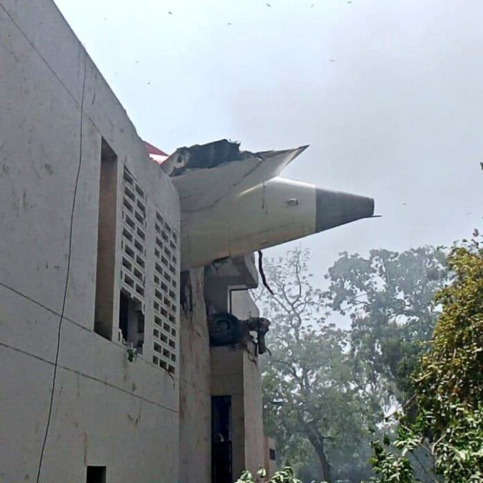 Se estrella avión en India; transportaba a más de 200 pasajeros y se dirigía a Londres