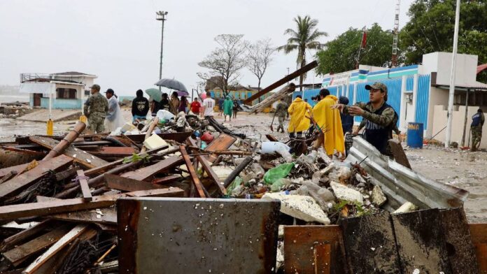 CFE reporta afectaciones por huracán Erick en Oaxaca; más de 120 mil usuarios sin luz