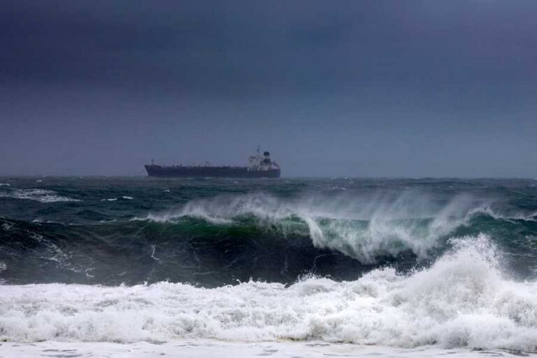 Huracán Erick toca tierra en Oaxaca con rachas de viento de hasta 250 km/h