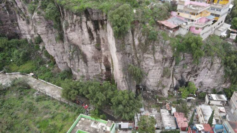 Protección Civil de Tlalnepantla exhorta a evacuar zona de riesgo tras deslave en La Cantera