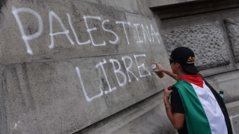Manifestantes pro-Palestina pintarrajean Ángel de la Independencia durante manifestación