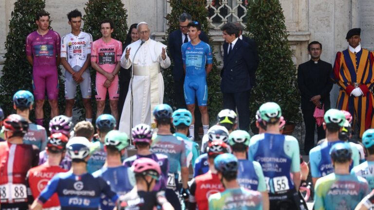 Papa León XIV saluda a Isaac del Toro en el Giro de Italia 2025: así se vivió el emotivo momento