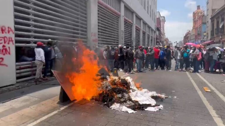 CETEG vandaliza e incendia edificio del SNTE, en CDMX