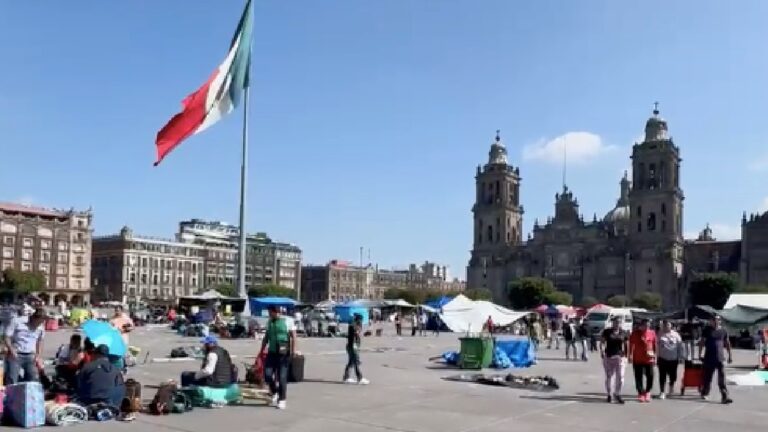 Tras 23 días, CNTE levanta plantón en el Zócalo de CDMX