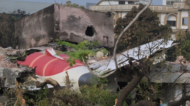 India ordena inspección a alimentación de combustible en aviones Boeing tras primer informe sobre tragedia en Ahmedabad