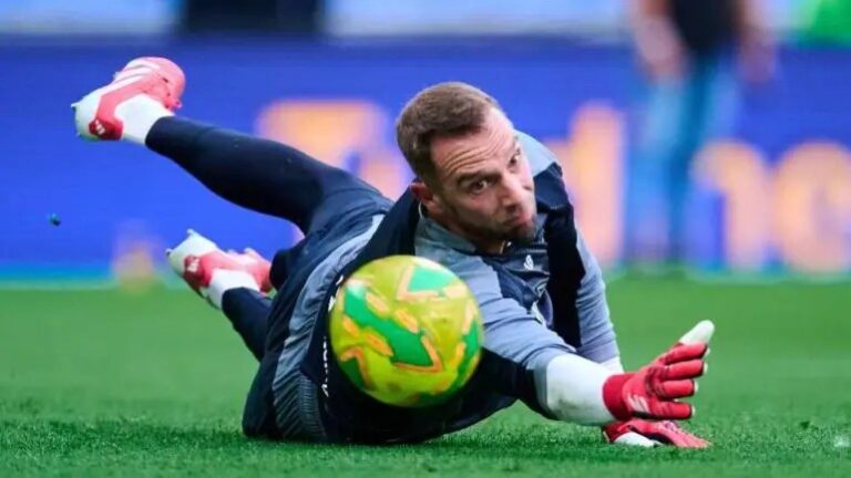 El portero español Pau López deja al Toluca y apunta a regresar al Betis