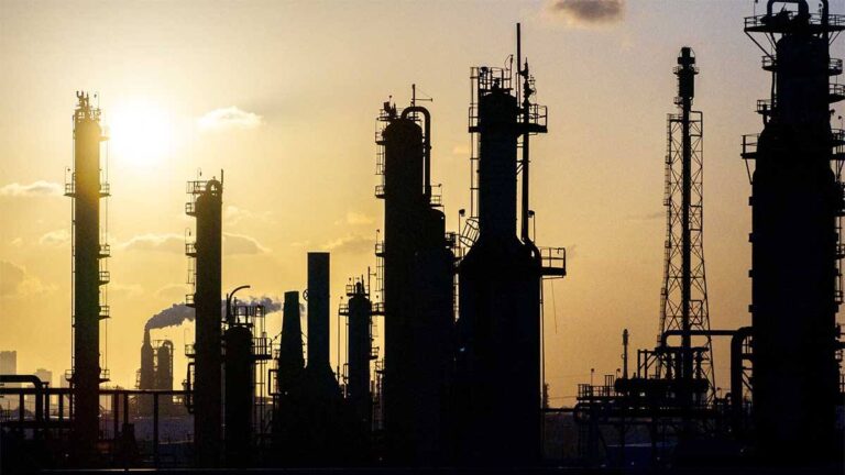 Reservas de petróleo en EE. UU. suben 7.7 millones de barriles