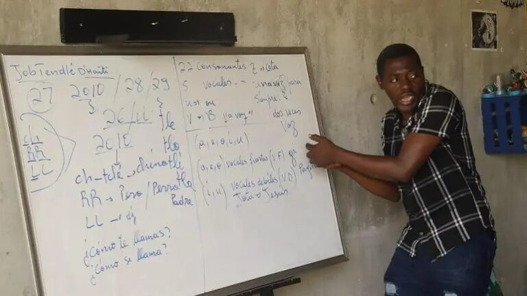 Migrantes de Haití en Chiapas encuentran una esperanza en las clases de español