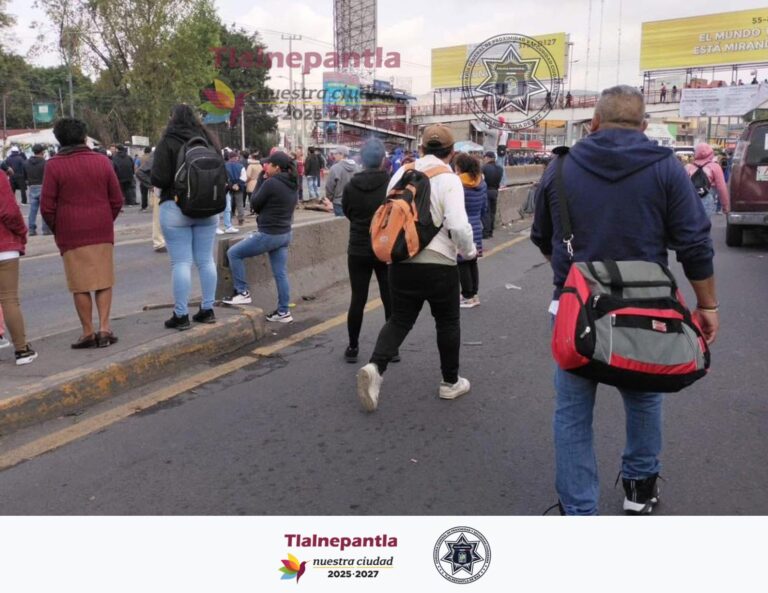 Comerciantes bloquean vialidad en Tlalnepantla por oposición a jornada de salud gratuita