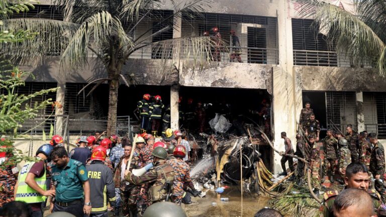 Sube a 27 el número de víctimas tras caída de avión en escuela de Bangladesh