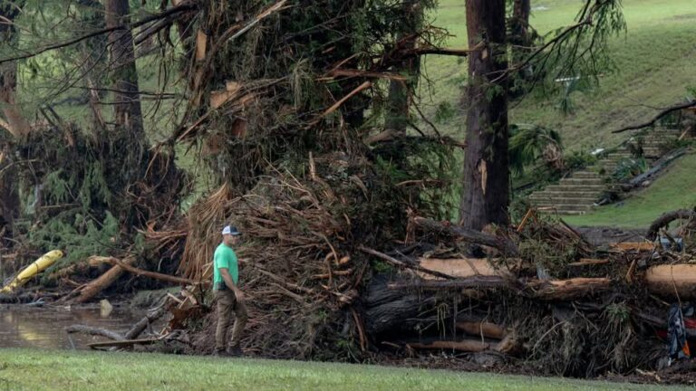 Número de muertos por inundaciones en Texas se eleva a 78; rescatistas buscan a desaparecidos