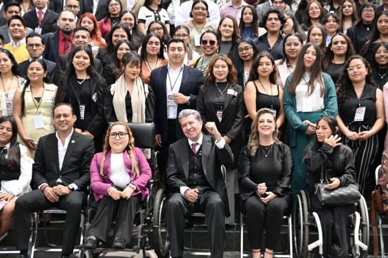 Ofrece Ricardo Monreal a jóvenes decálogo de principios para actuar en política