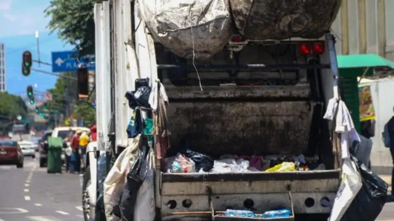 Trabajadores de limpia protestan por irregularidades en plazas por defunción